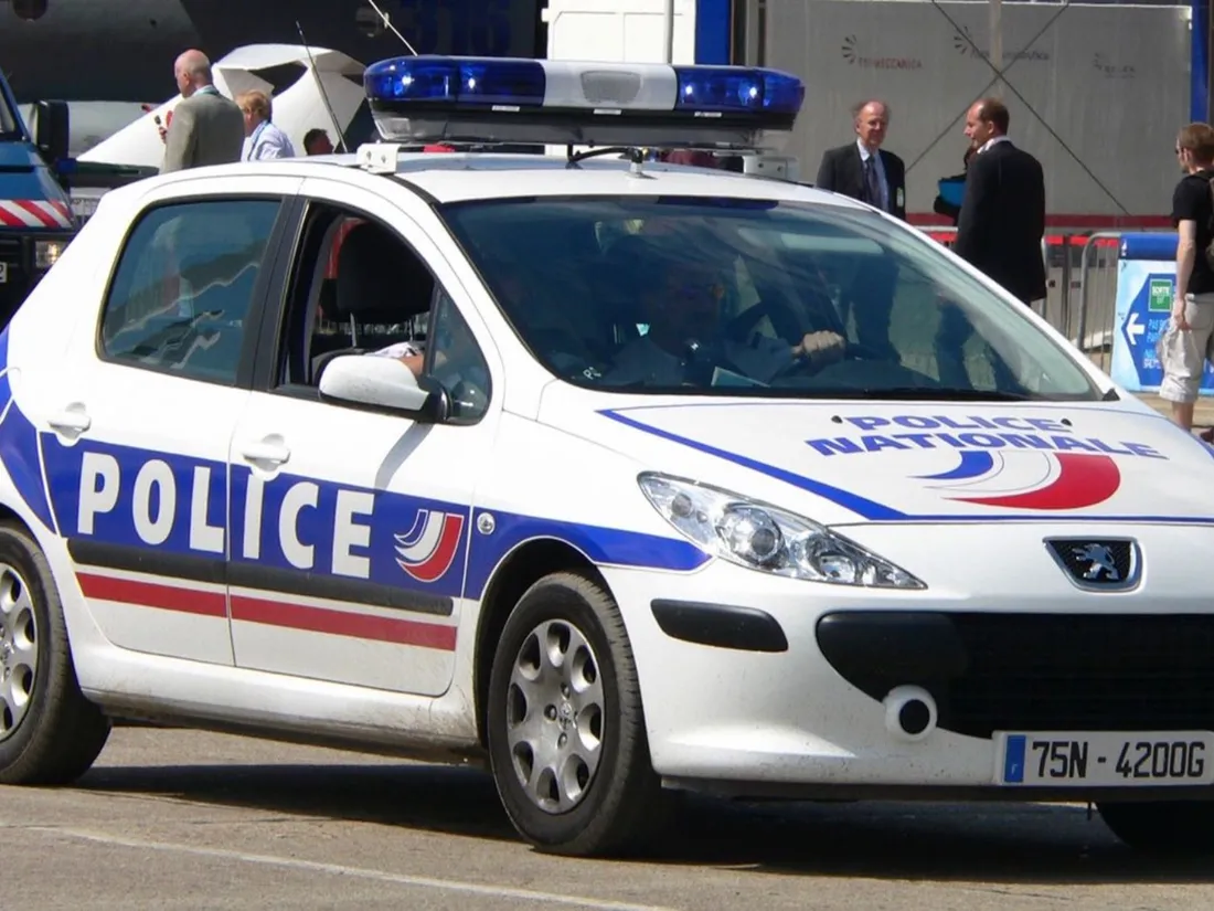 Un policier hors service grièvement blessé par arme blanche à Paris 